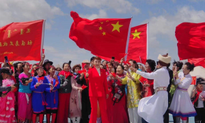 内蒙古千名游客群众在敕勒川草原同唱《唱支山歌给党听》