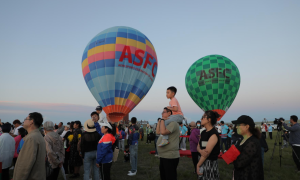 2021全国热气球公开赛暨呼伦贝尔草原飞行表演开幕