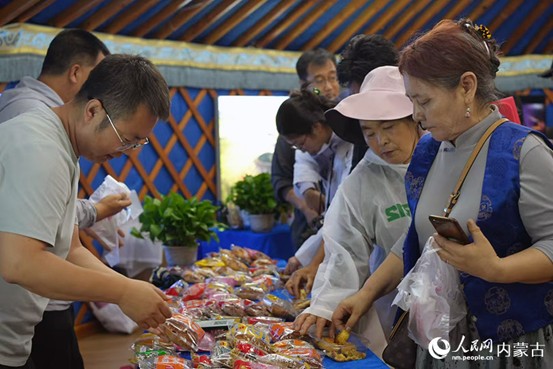 游客们挑选品尝特色美食。人民网记者 李睿摄